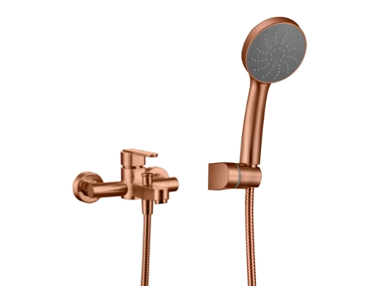 Robinet de baignoire avec douche à main. Le robinet est composé d'un corps principal en laiton dotés d'une finition or rose brossé, offrant un aspect élégant et moderne. GARANTIE 5 ANS, LIVRAISON OFFERTE 5 à 6 Jours